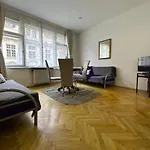 Old Town Konviktska - Bohemian شقة